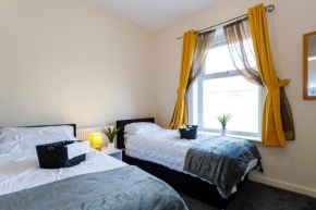 4 Beds Sleeps 6 - Elegance Leisure Stay, Burnley